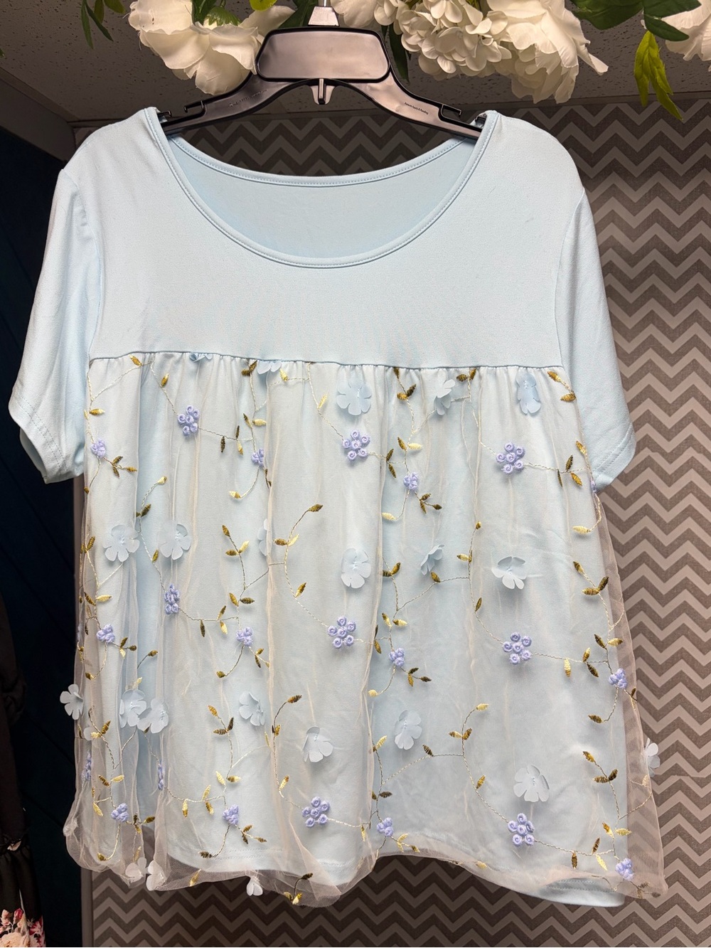 SHEIN Light Blue Floral Appliqué Short Sleeve Top